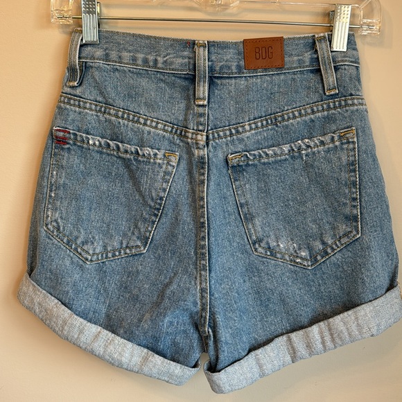 *FREE WITH BUNDLE* BDG Mom High Rise Jean Shorts in Size 24 - Picture 3 of 4